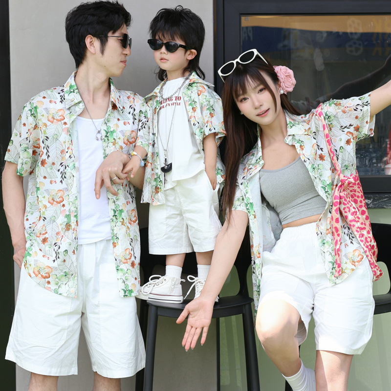 Plant Parent Clothing - Holiday Look เสื้อเชิ้ตลายดอกไม้สําหรับพ่อแม่ลูกสําหรับเสื้อผ้าวันหยุดทั้งครอบครัวพ่อแม่และลูกสาวเสื้อแขนสั้น